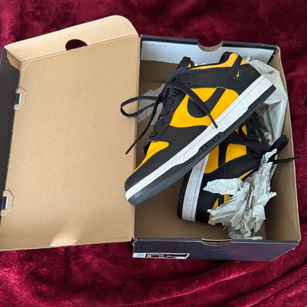 Nike Men's Black and Gold Sneakers